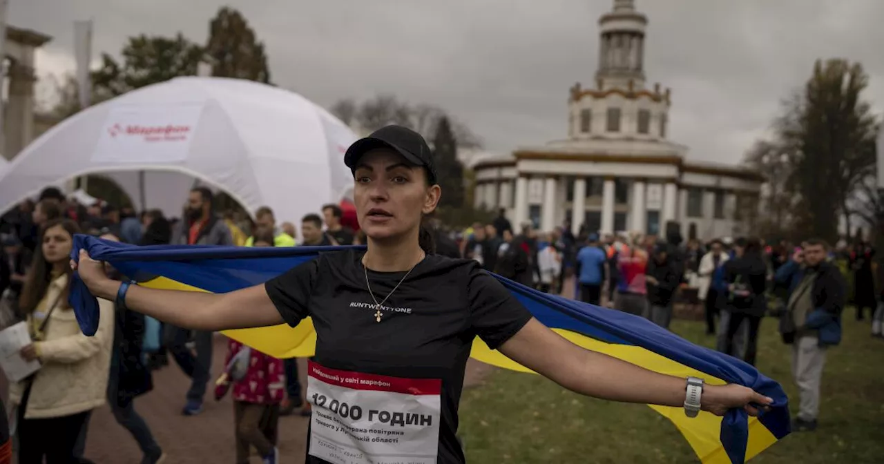 Thousands of Ukrainians run to commemorate those killed in the war