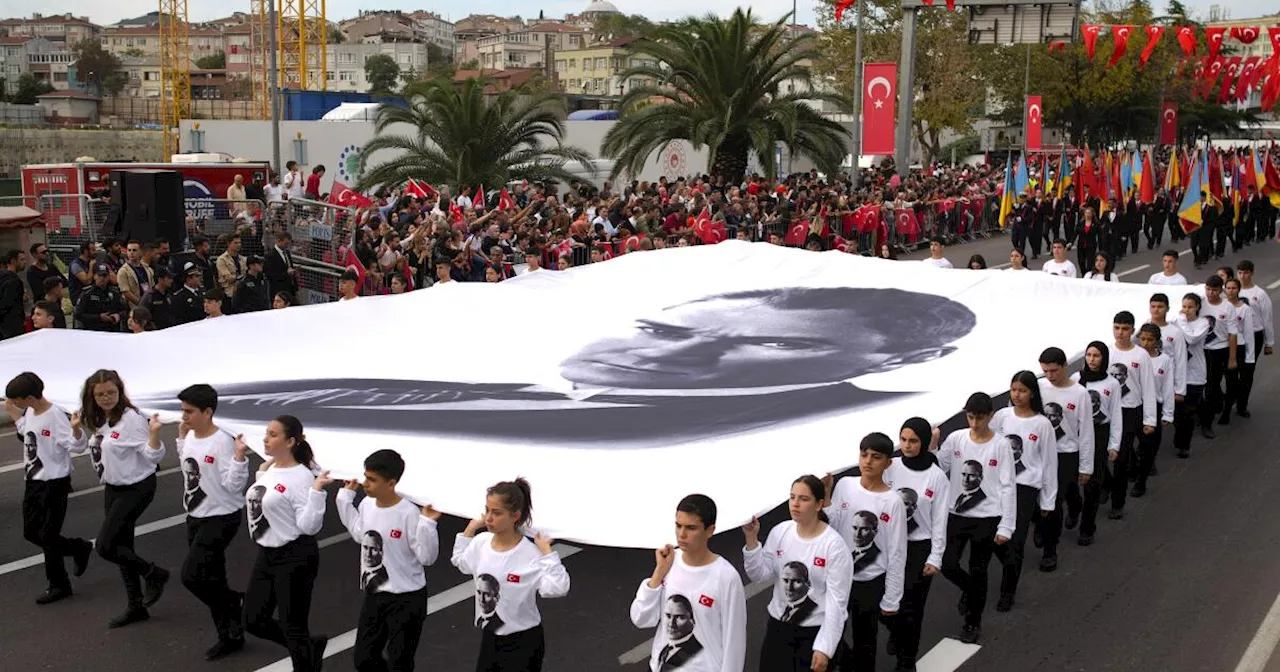 Turquía celebra el centenario de la república con pirotecnia y procesión naval