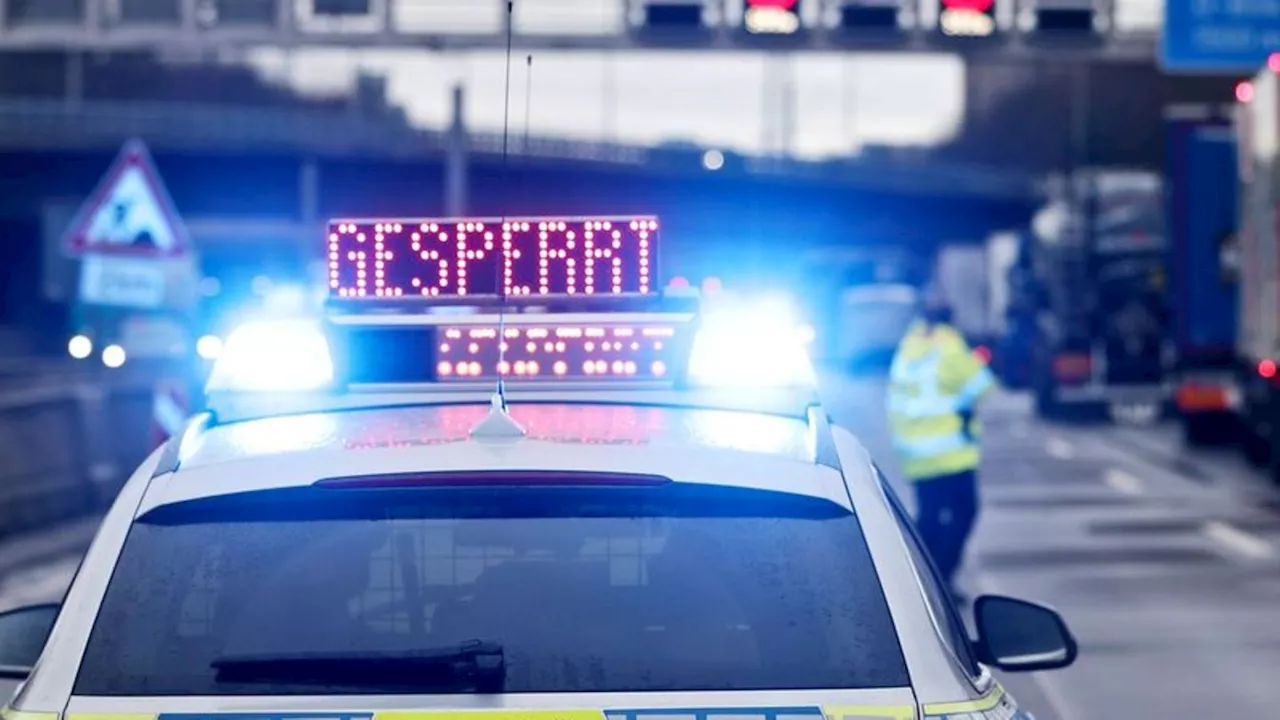 Schwerer Unfall mit drei Autos auf der Autobahn 7