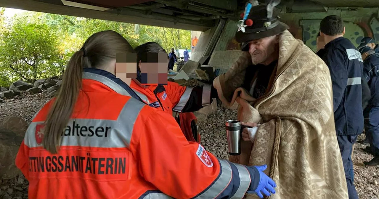 Obdachlosen-Lager unter Autobahnbrücke in Berlin