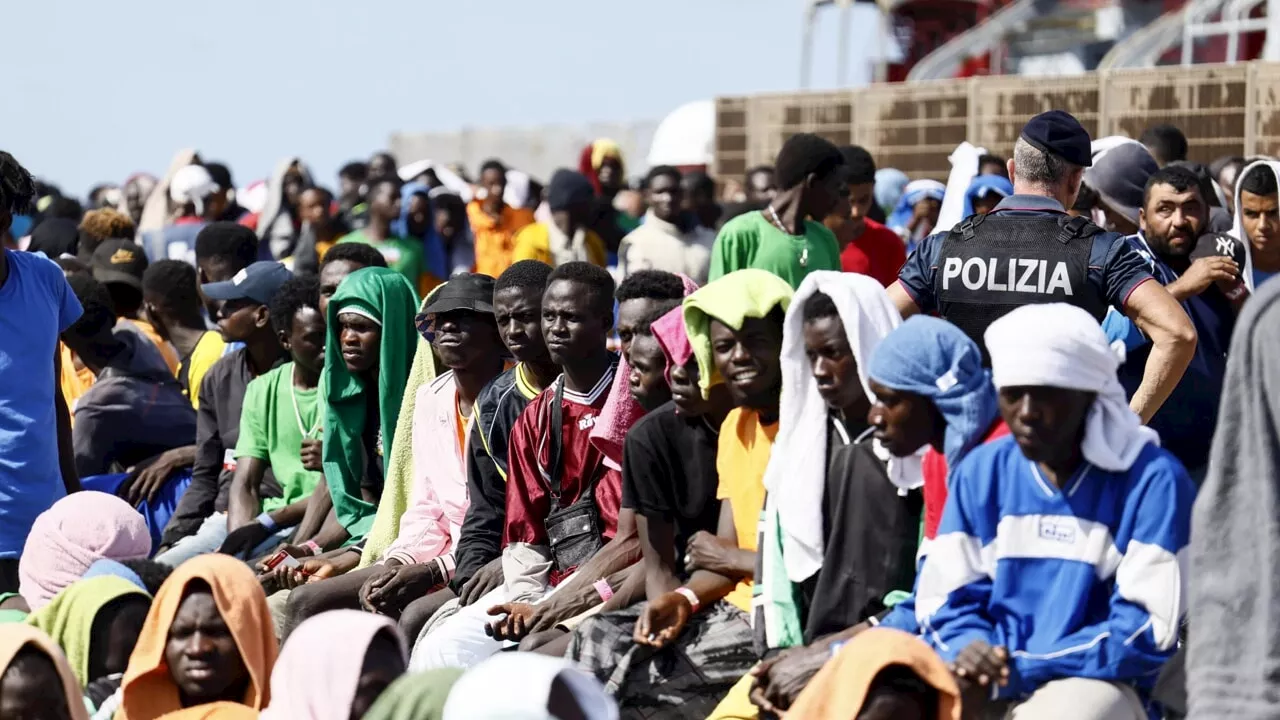 Raffica di sbarchi a Lampedusa: 340 migranti in sei barconi