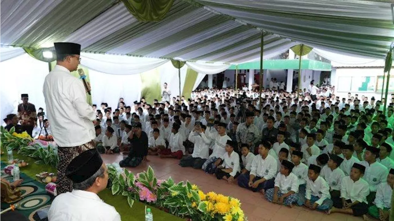 Mampir Ke Ponpes Assunniyyah, Anies Baswedan Simulasikan Santri Jadi Bupati