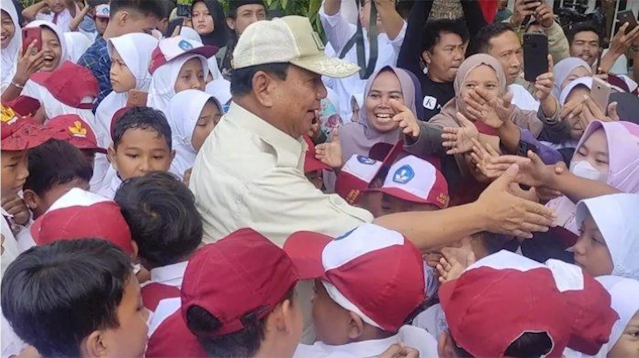 Prabowo Disambut Ratusan Warga Desa Suro & Siswa SD saat Tiba di Banyumas Resmikan Sumur Air Bersih