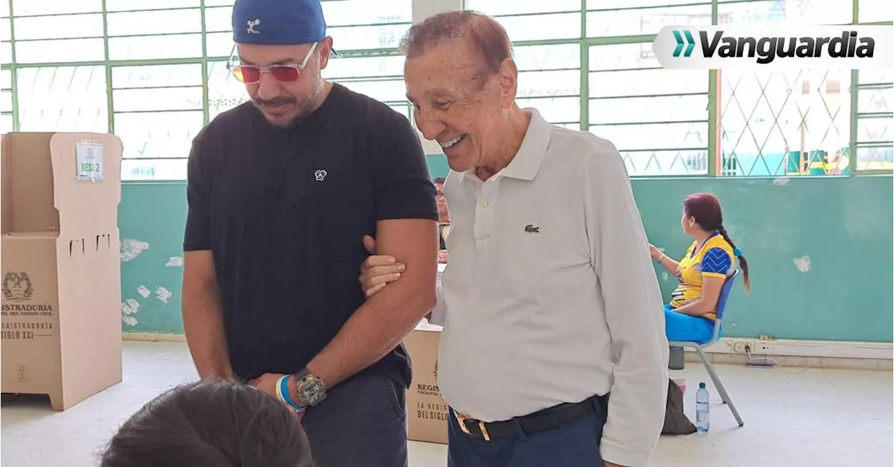 Video: Acompañado de su hijo Rodolfo Hernández ya votó en el Colegio Santander, de Bucaramanga