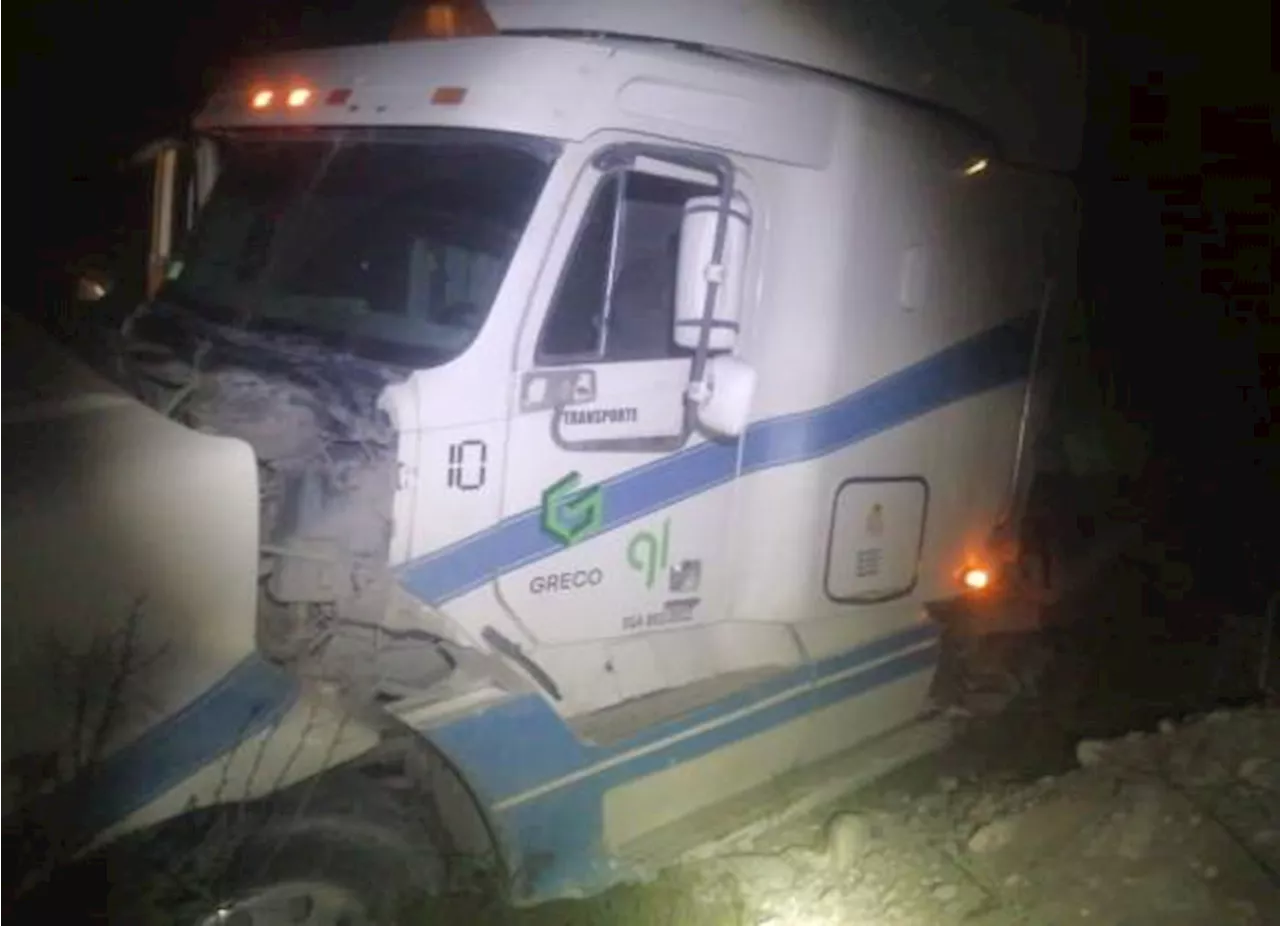 Trailero ocasiona percance en carretera Los Pinos de Ramos Arizpe; hay dos menores lesionados