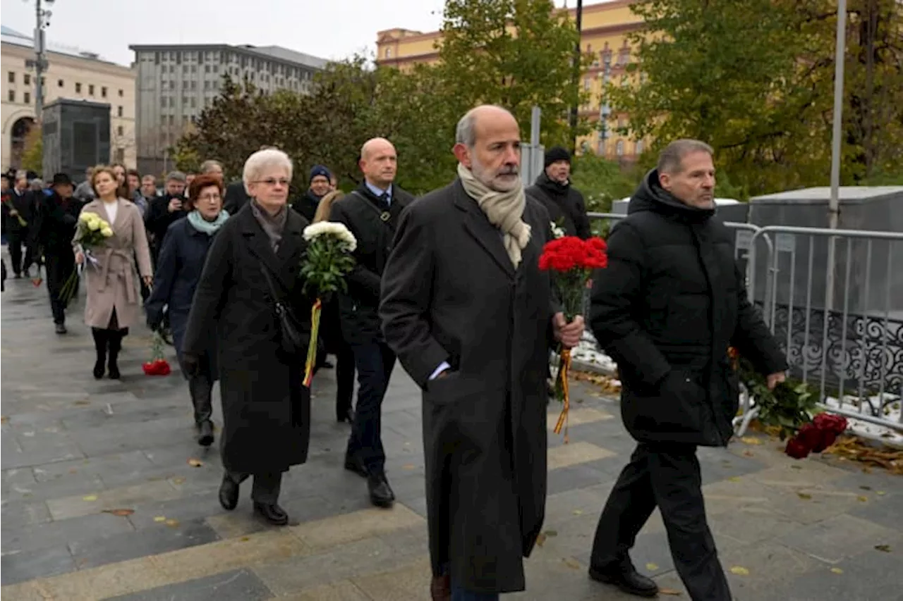 Russians commemorate victims of Soviet repression as a present-day crackdown on dissent intensifies