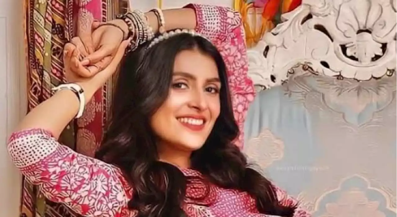 Ayeza Khan's lipstick-coded message puzzles her fans