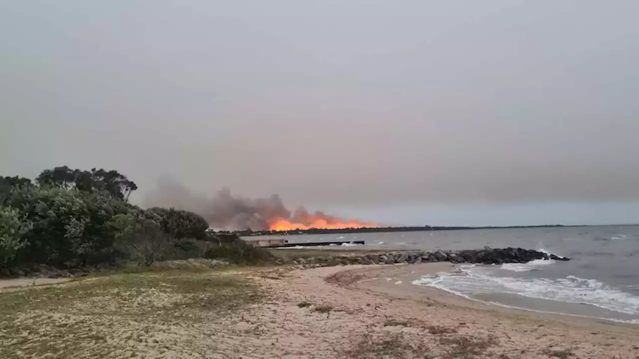 Live: Fires in Victoria and Tasmania reach emergency level as residents told to keep watch