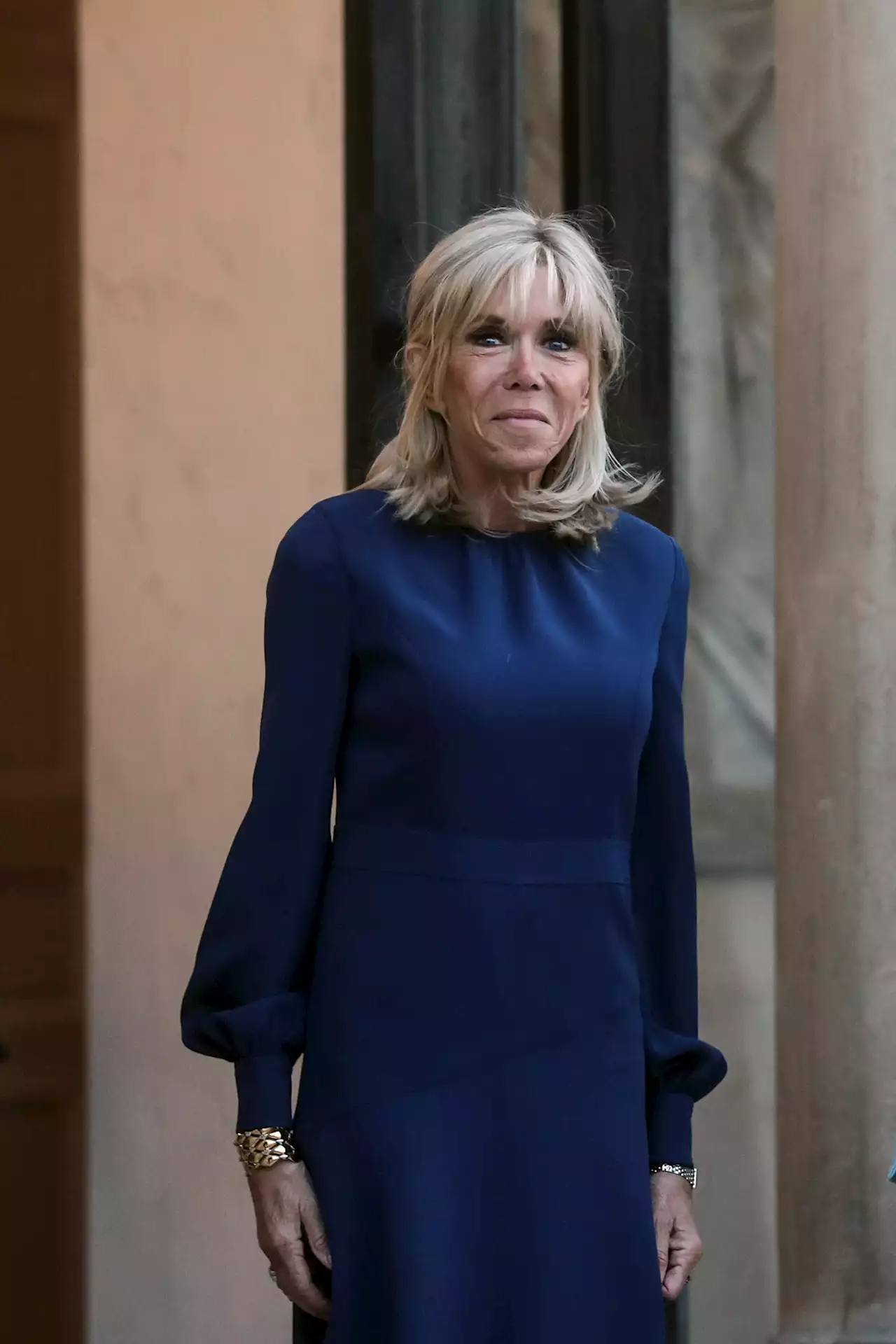 Brigitte Macron : chic dans une robe midi de sa couleur fétiche pour honorer Line Renaud