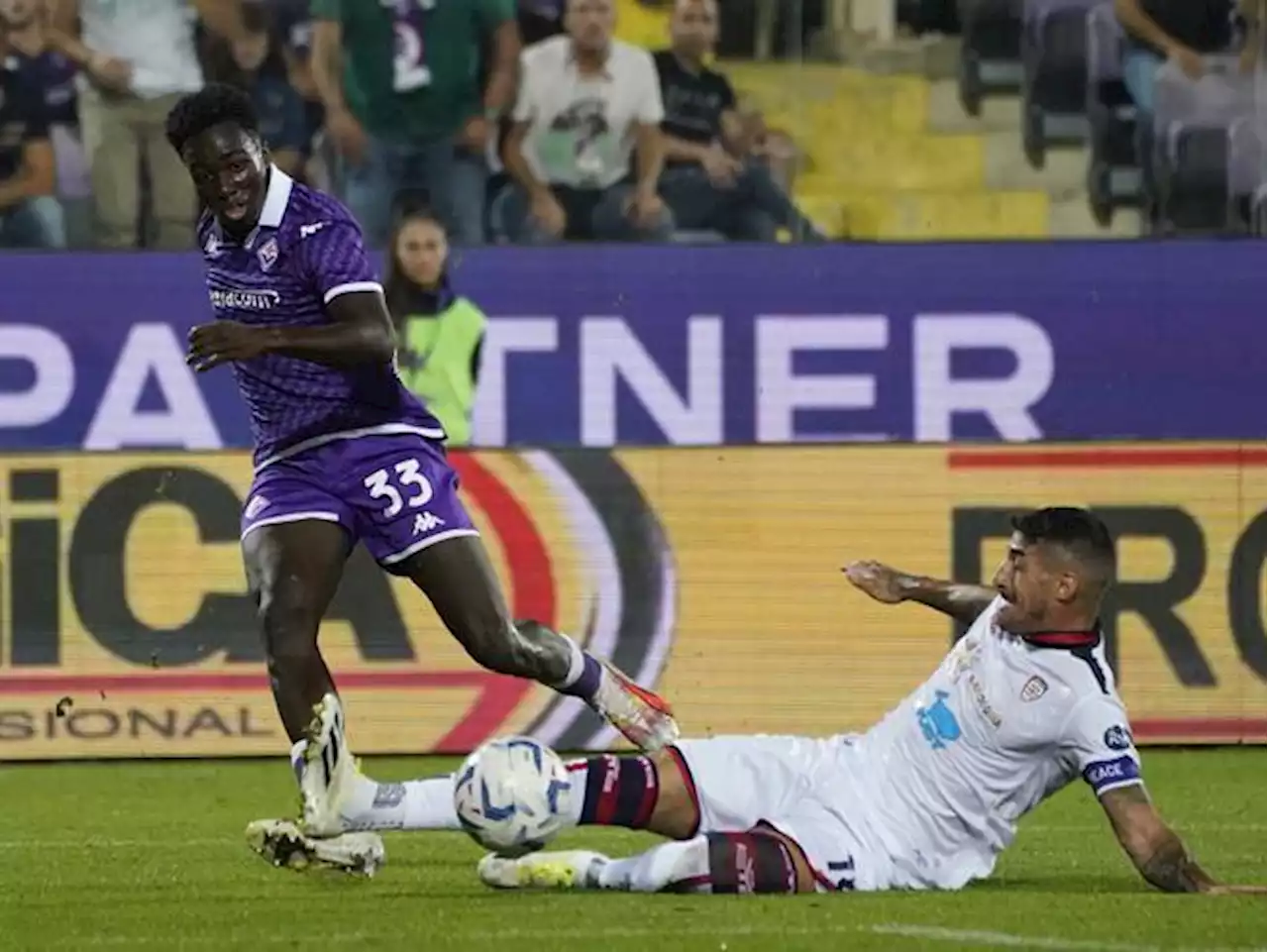 Fiorentina-Cagliari risultato 3-0: gol di Gonzalez, autorete di Dossena e Nzola