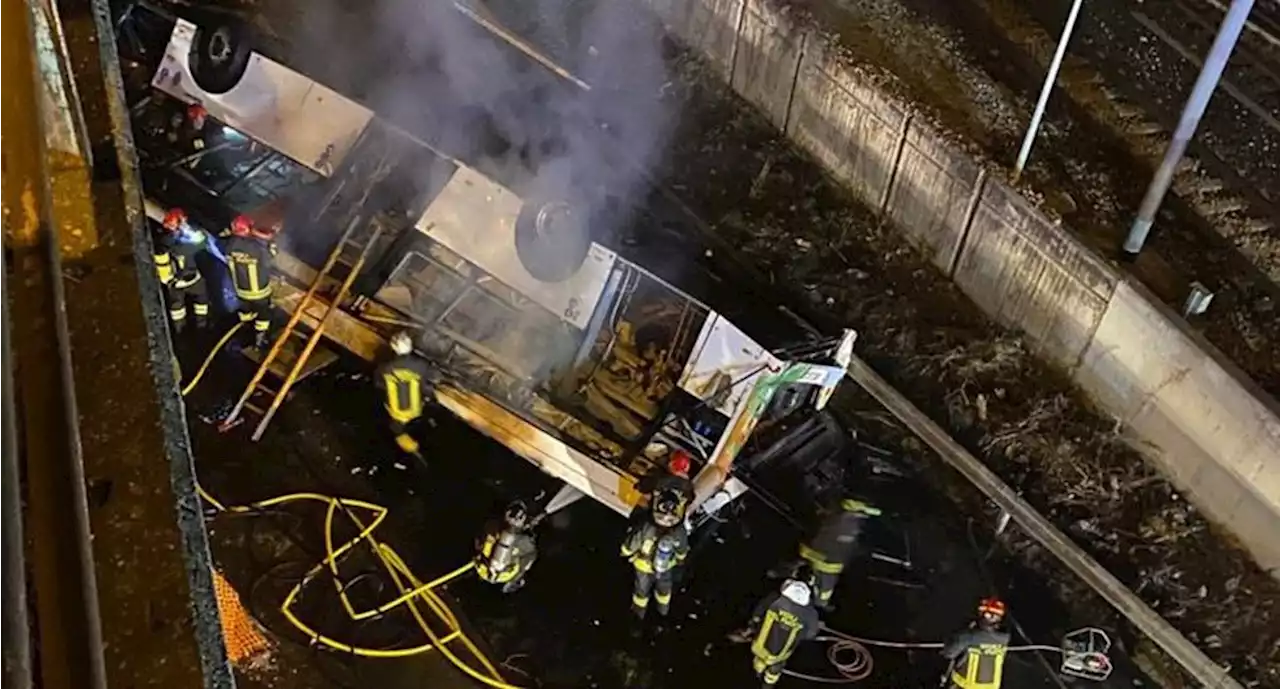 VIDEO: Accidente de autobús en el norte de Italia deja numerosas víctimas