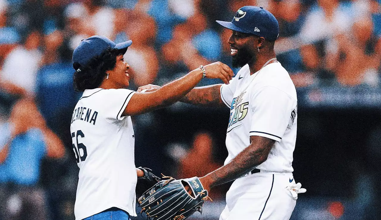 Randy Arozarena reunites with mother for first pitch before Rays playoff opener