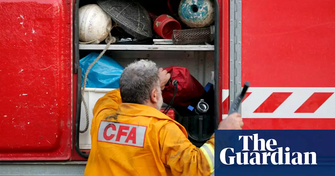 Victorian bushfires threaten homes and lives as towns warned to take shelter