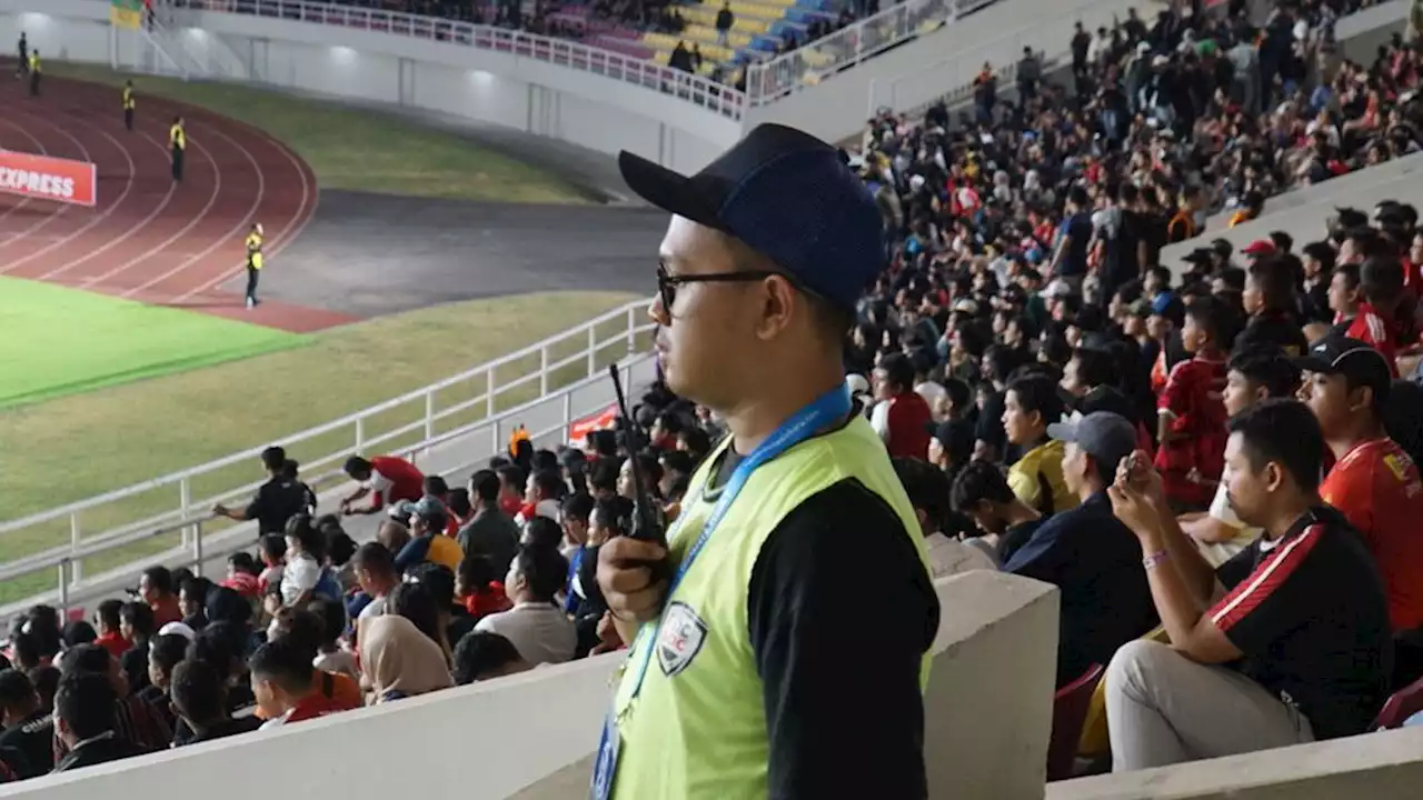 ”Steward” Memancarkan Sinar Humanis di Tribune Stadion