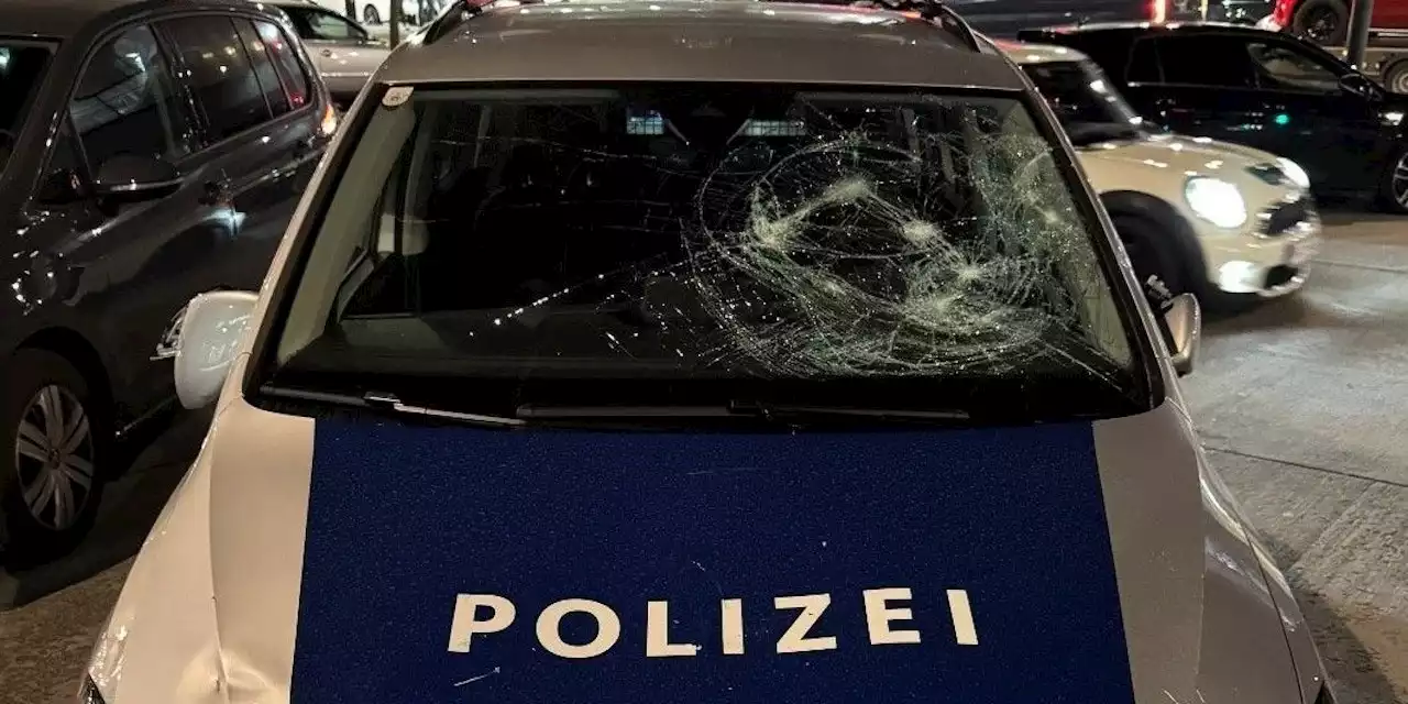 Mann (21) schlägt mit Metallstange auf Polizeiautos ein