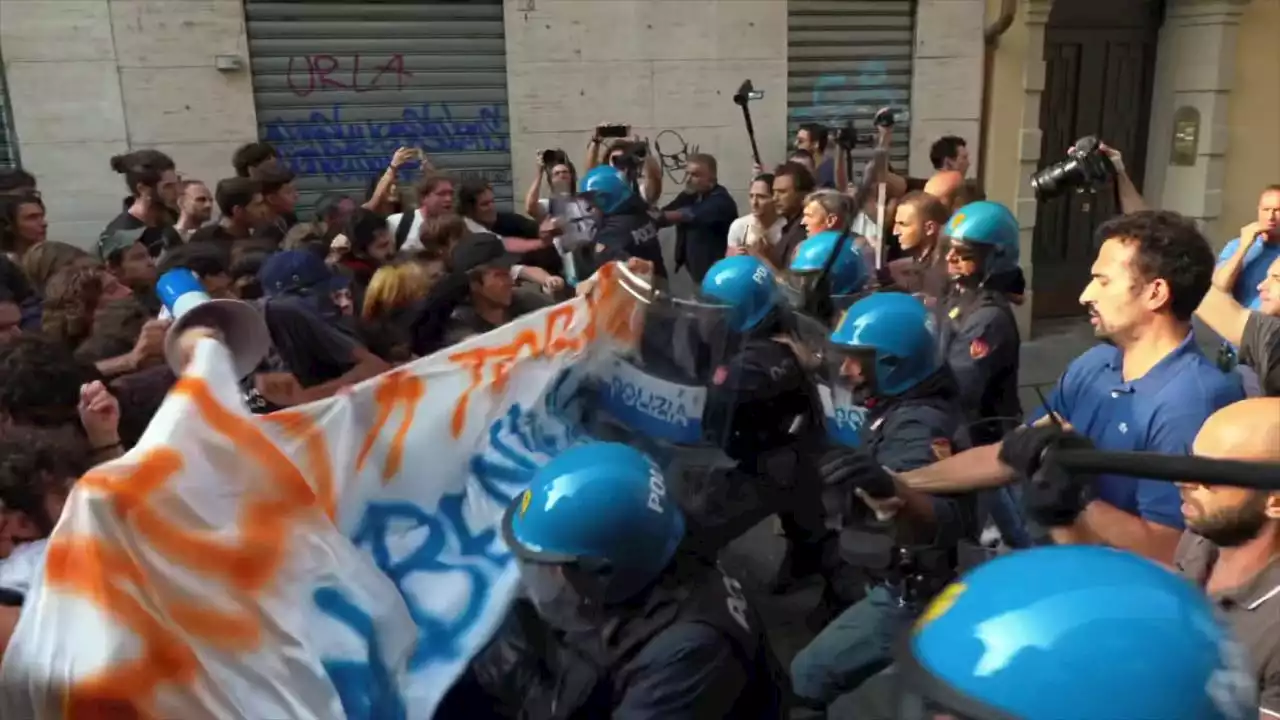 Arriva Meloni a Torino, scontri tra polizia e studenti