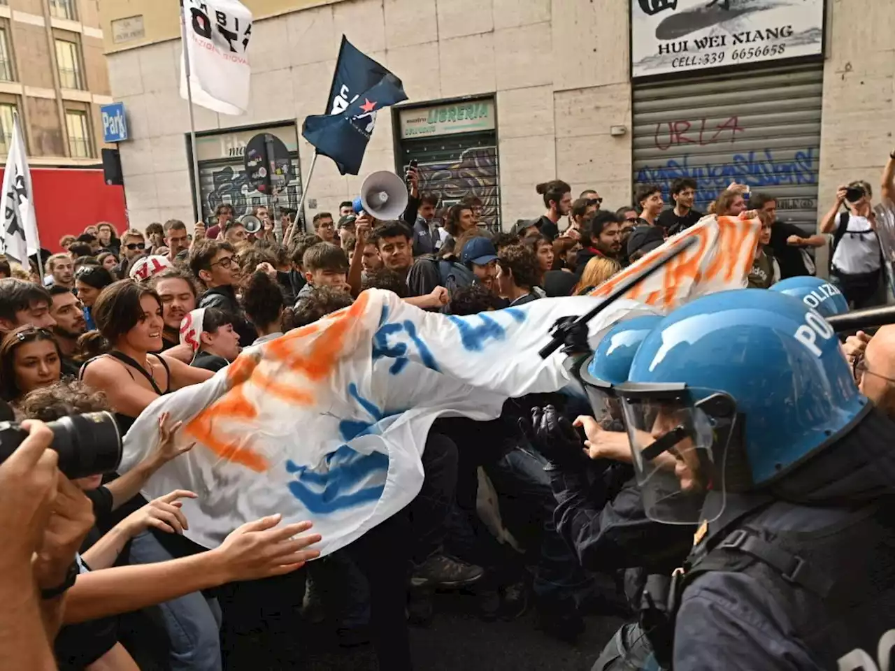 Torino, la galassia rossa in piazza contro la Meloni: odio, violenze e scontri con la polizia