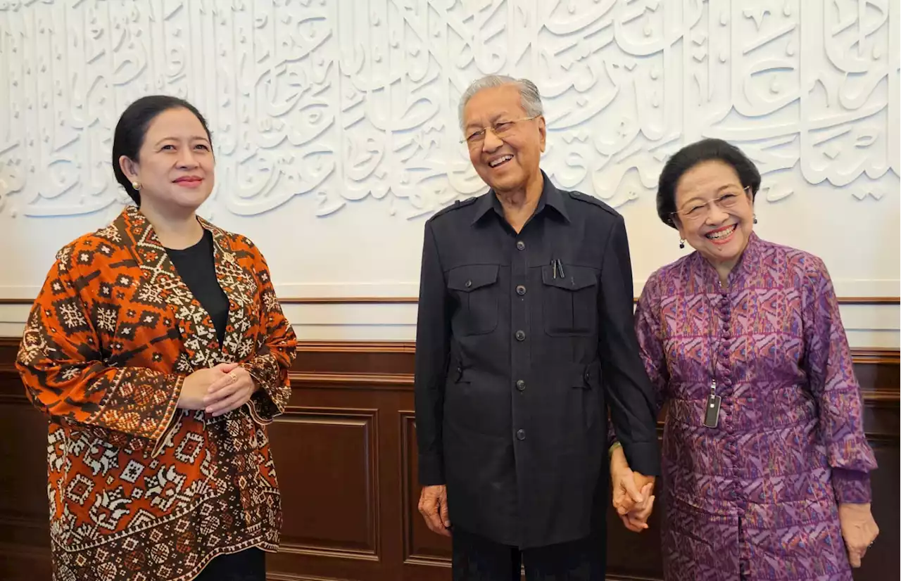 Lihat, Mahathir Pegangi Tangan Megawati, Lalu Mereka Tertawa Lepas