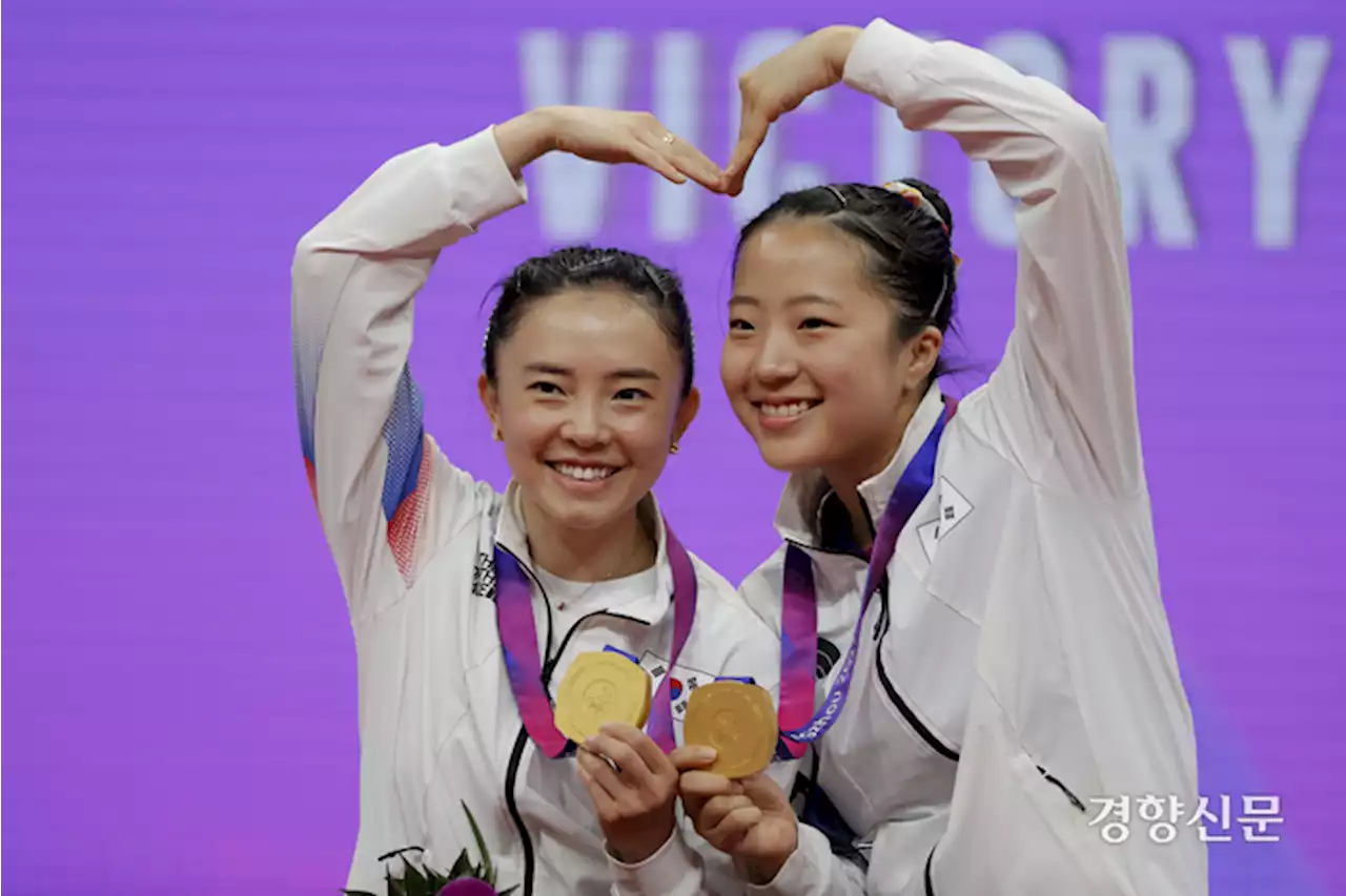 한국 탁구 신유빈-전지희 남북 대결 승리…21년만에 AG 금메달 [항저우AG 화보]