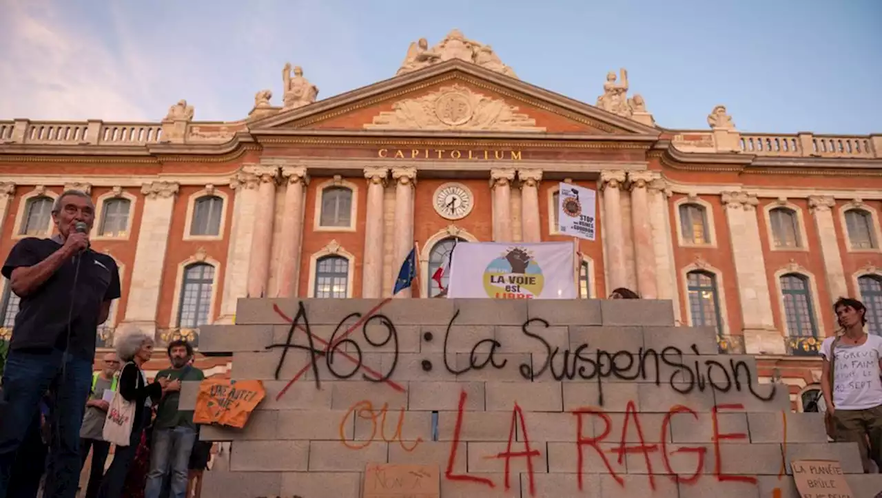 Autoroute A69 Castres-Toulouse : les opposants dressent un mur symbolique contre l'A69 place du Capitole