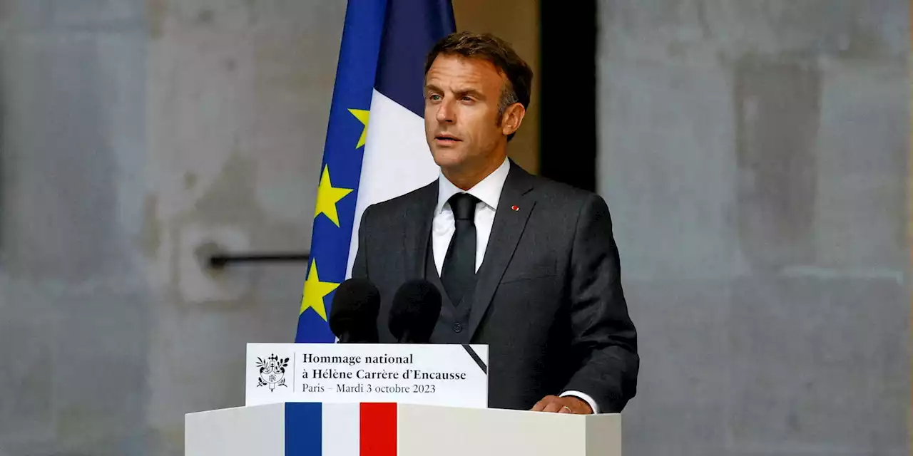 Emmanuel Macron rend un dernier hommage à Hélène Carrère d'Encausse