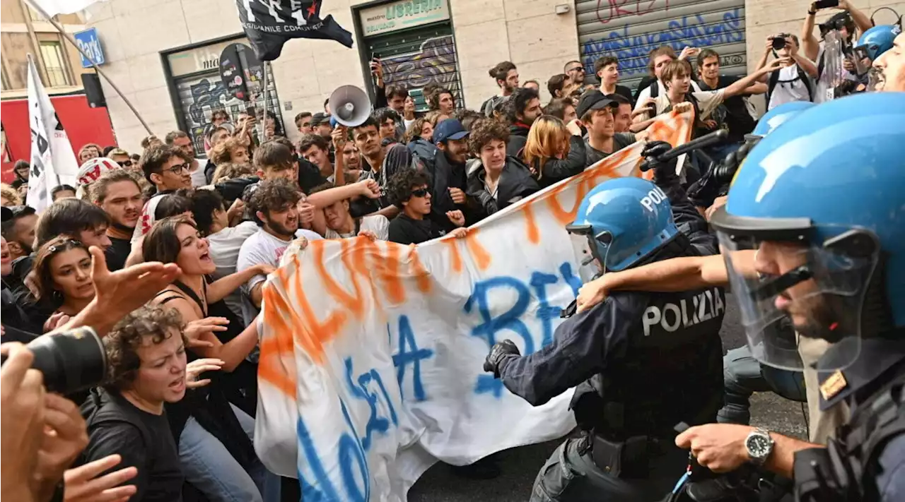 Torino, corteo di protesta contro Meloni: cariche della polizia