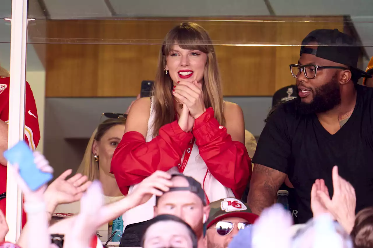 Packed MetLife Stadium boos Taylor Swift advertisement in viral video