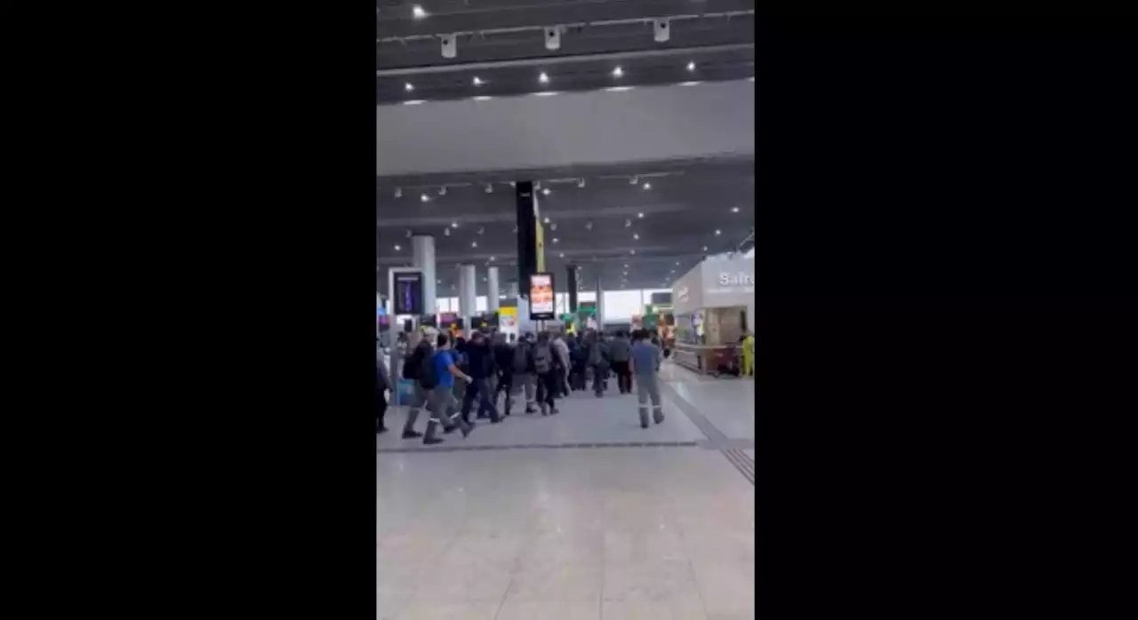 Aeroporto de Guarulhos: funcionários protestam contra proibição do uso de celular