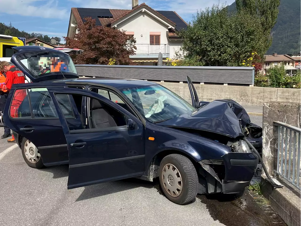 Niederurnen GL: VW-Fahrer (58) kollidiert frontal mit Betonsäule