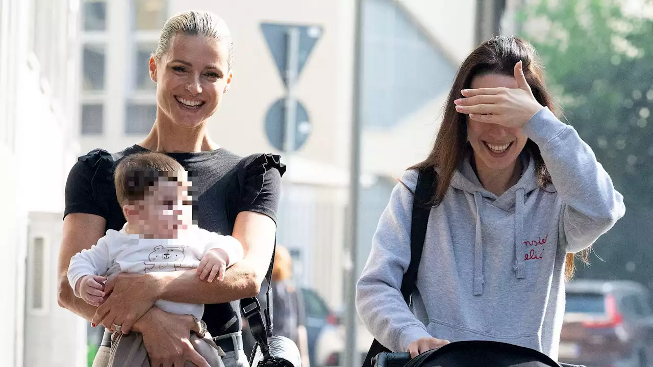 Michelle Hunziker strahlend mit ihrem Enkel Cesare unterwegs