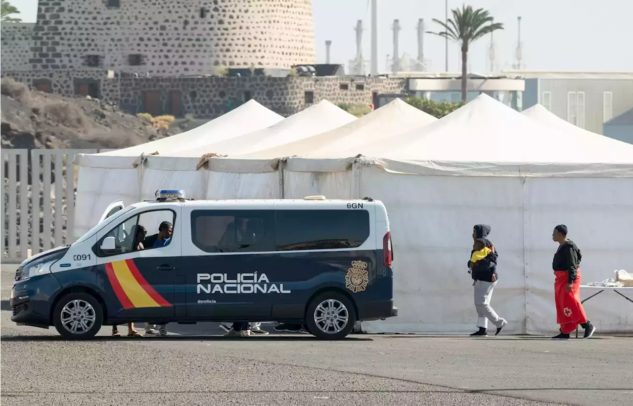 Una neumática eleva a 251 las personas rescatadas este martes en la ruta Canaria