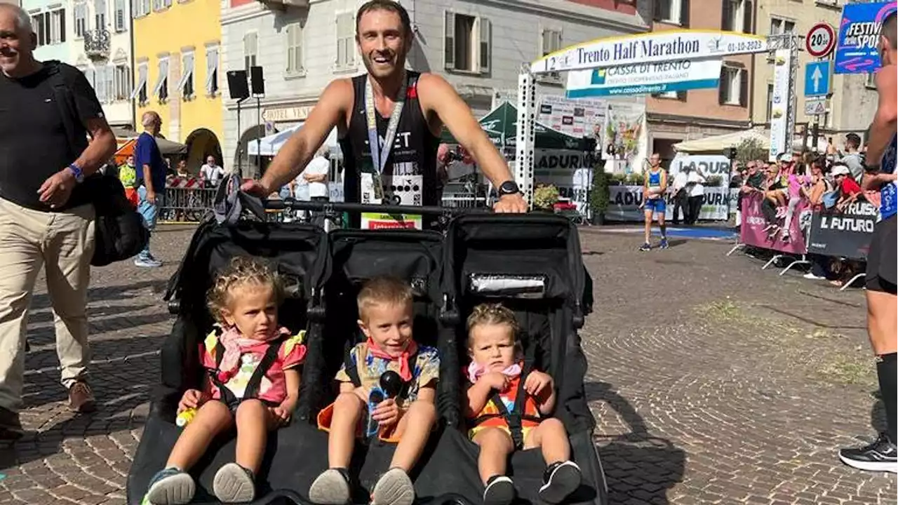 Trento, vince il Guinness World Record mentre spinge i tre figli in passeggino. “Correvo e miei figli urlavano: ‘Pista! Record del mondo!’”