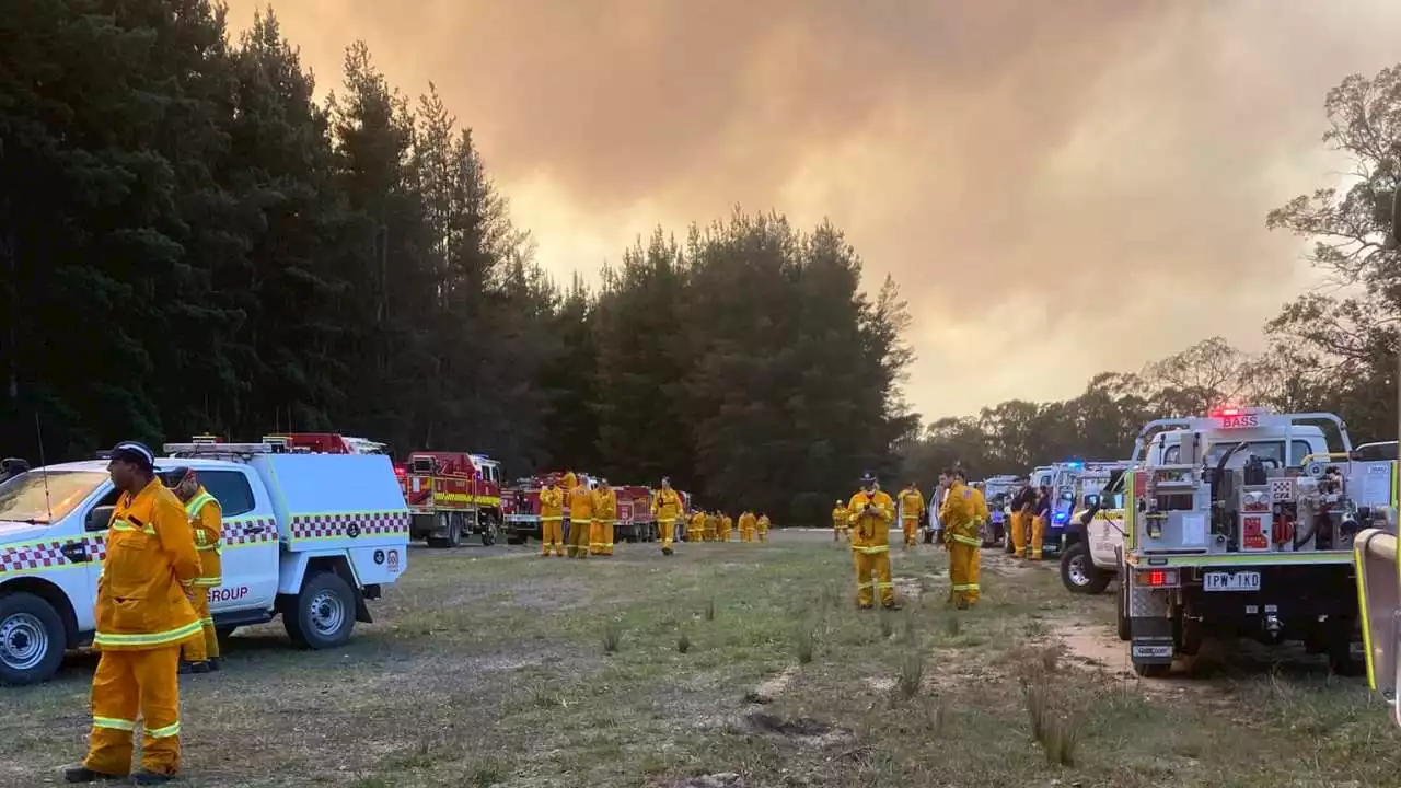 Victorians brace for flooding amid ongoing fire threat