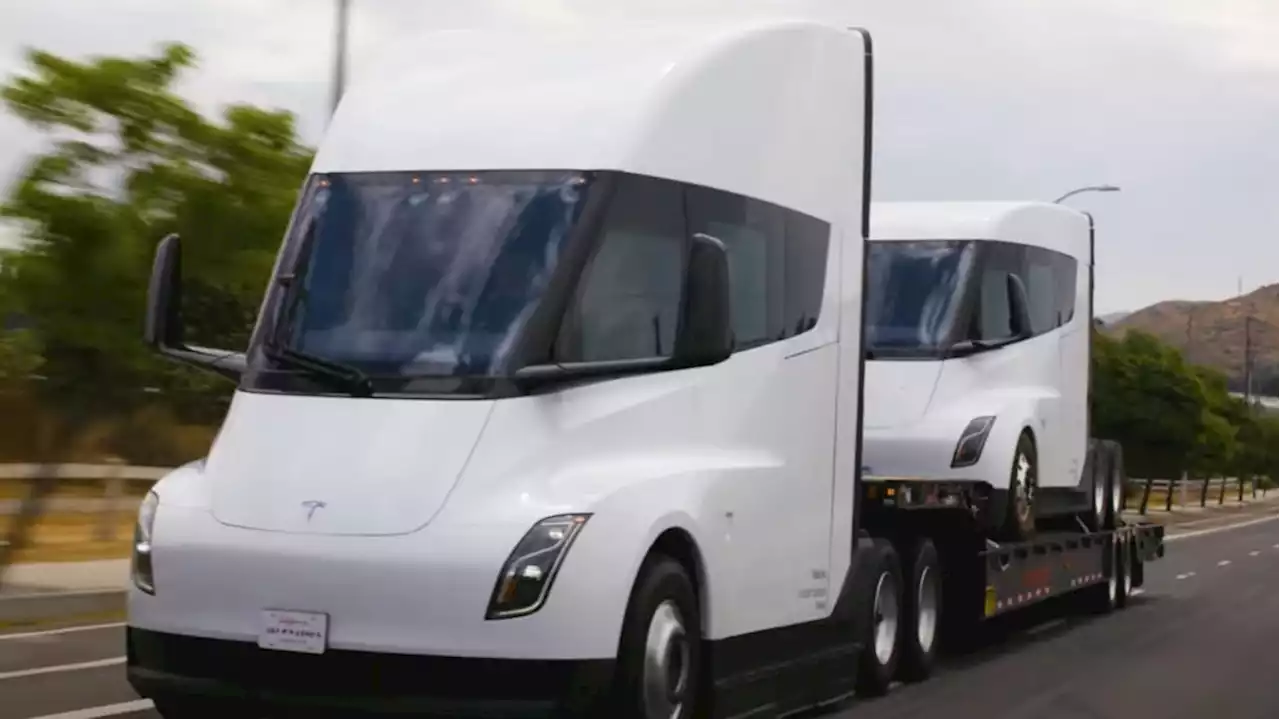 Jay Leno towed 30 tons with a Tesla Semi and said it felt like nothing