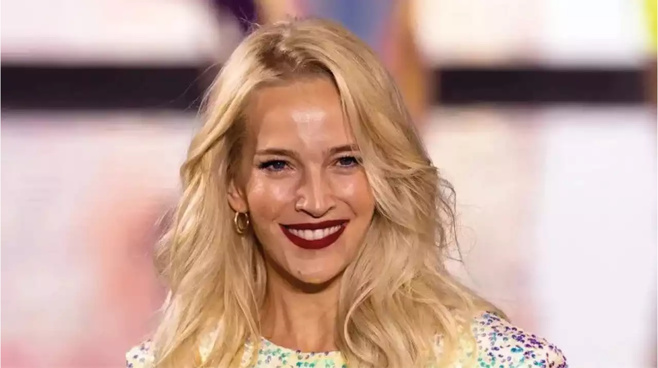 Luisana Lopilato deslumbró en la Semana de la Moda de París con un minivestido con tajo extremo