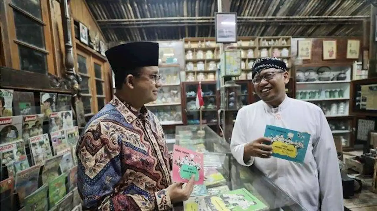 Anies Dapat Hadiah Buku Babad Banyumas dan Wayang Saat Kunjungi Budayawan Kang Nasirun