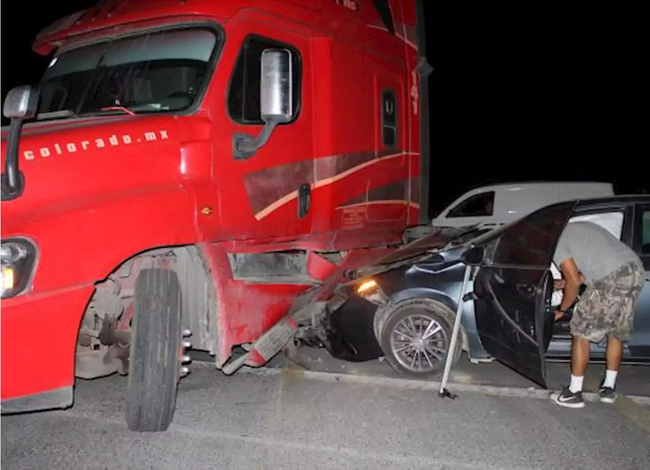 Aparatoso accidente en carretera Saltillo a Zacatecas deja pérdidas materiales