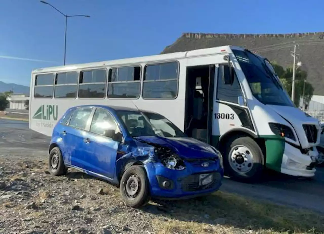 Joven da ‘vuelta en U’ y choca contra transporte de personal en Saltillo; trabajadores resultan heridos