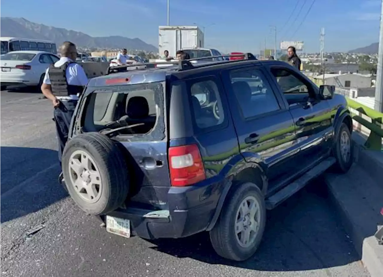 Saltillo: choque en puente 2 de Abril provoca caos vial y deja cuatro autos dañados