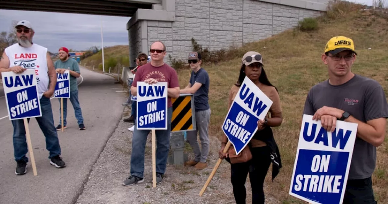 UAW intensifies GM strike after agreements with Stellantis and Ford