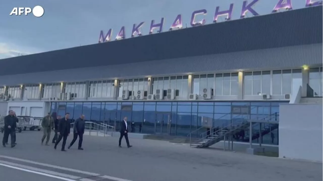 Assalto aeroporto russo, il governatore del Daghestan visita lo scalo di Makhachkala