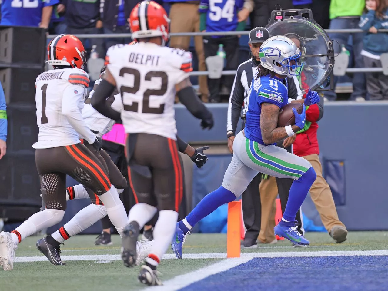 Shadows, noise during Cleveland Browns’ loss at Seattle Seahawks punctuate my favorite photos from game: John