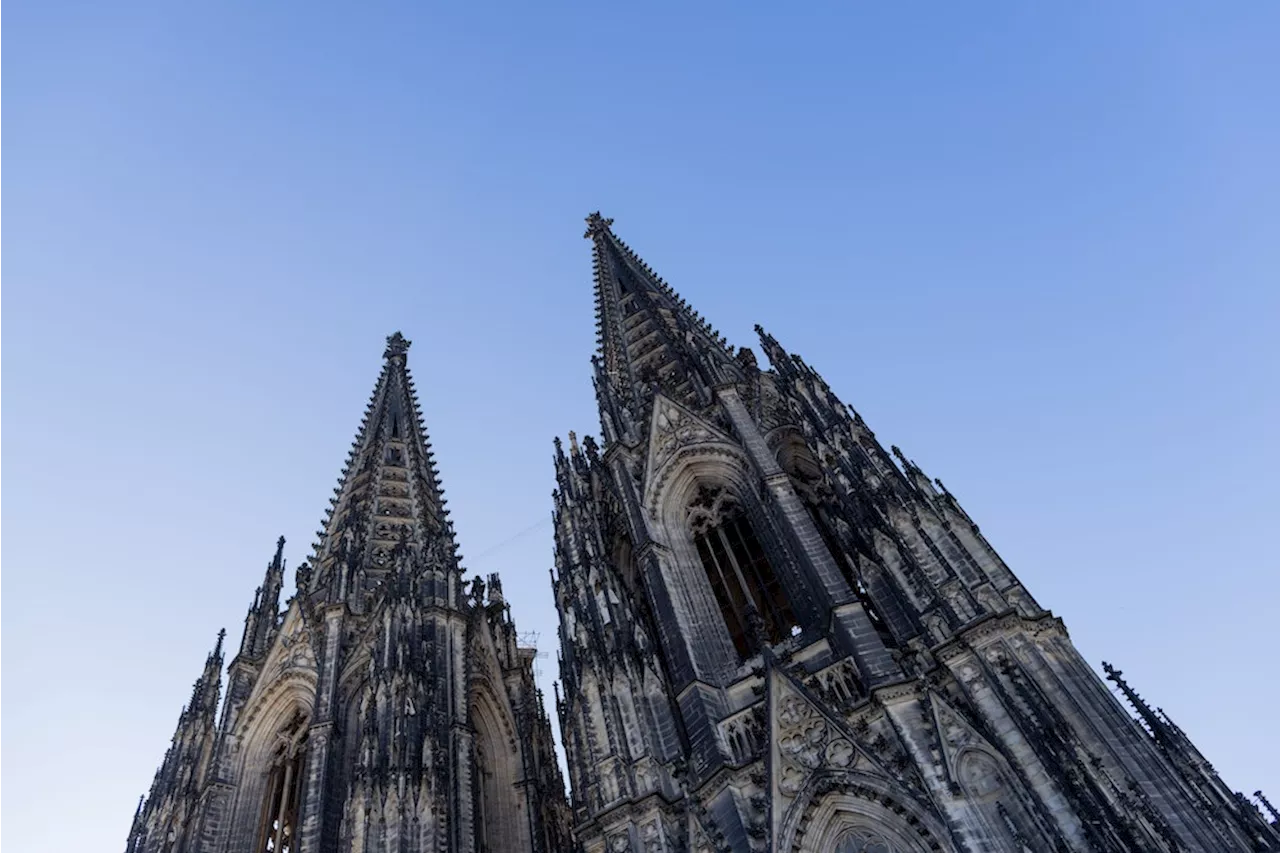 Kölner Dom: Feuerwehr gefordert - Höhenrettung seilt Touristen ab