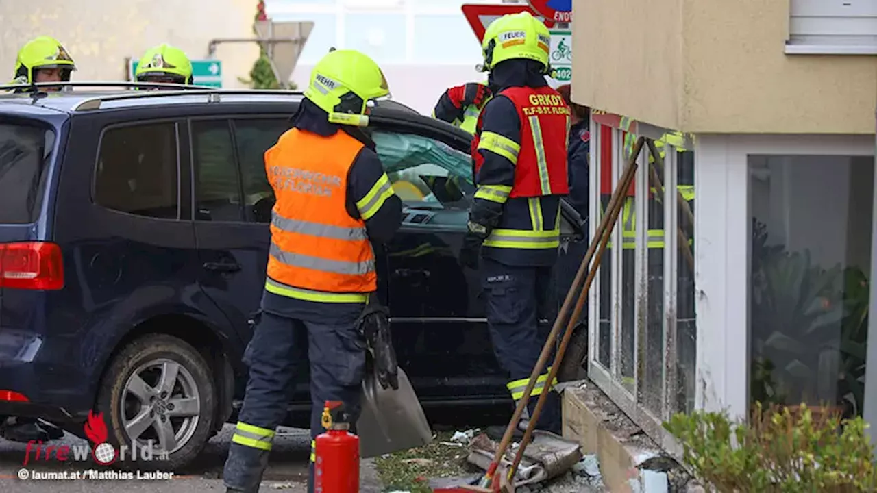 Auto prallt gegen Hauswand in St. Florian