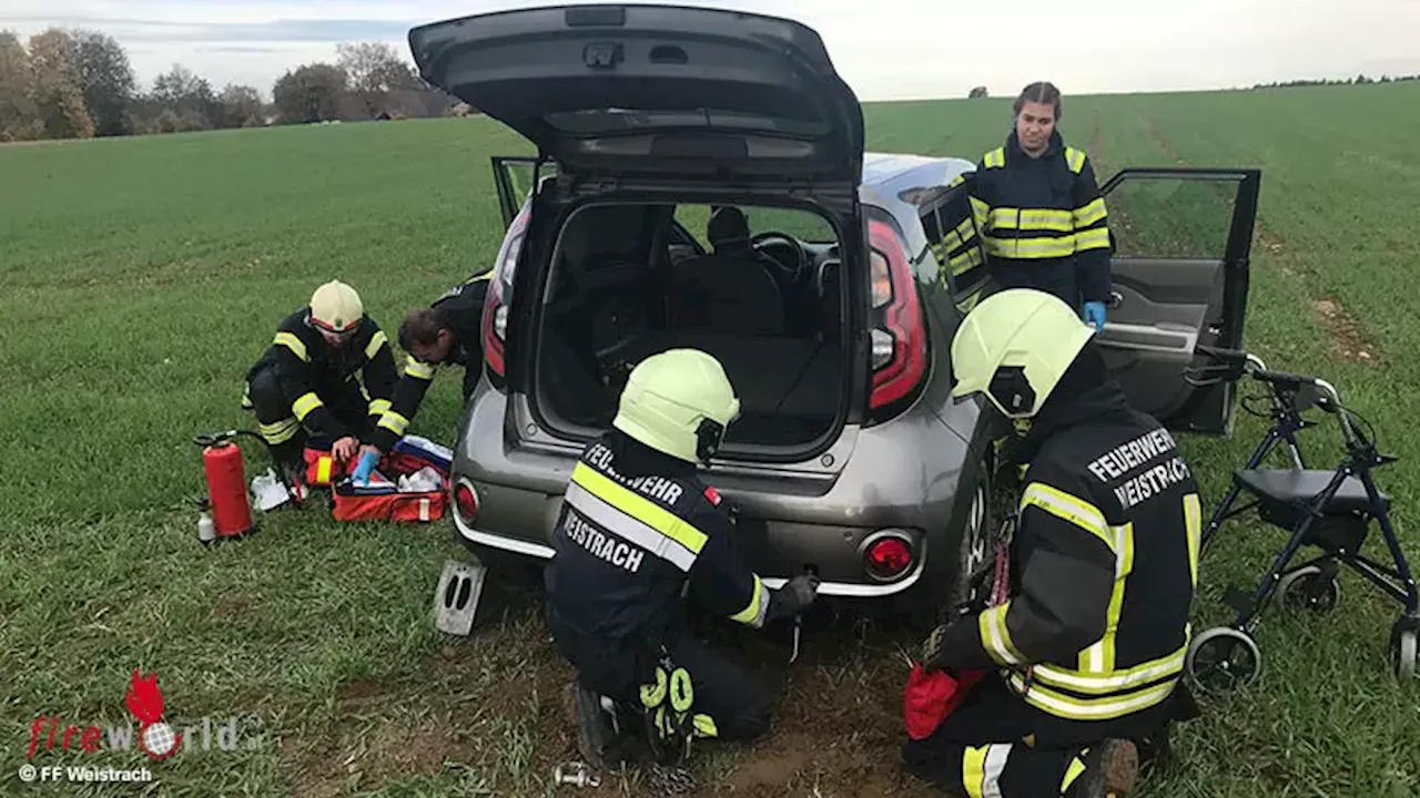 Auto überfährt Kreisverkehr und bleibt im Acker stecken