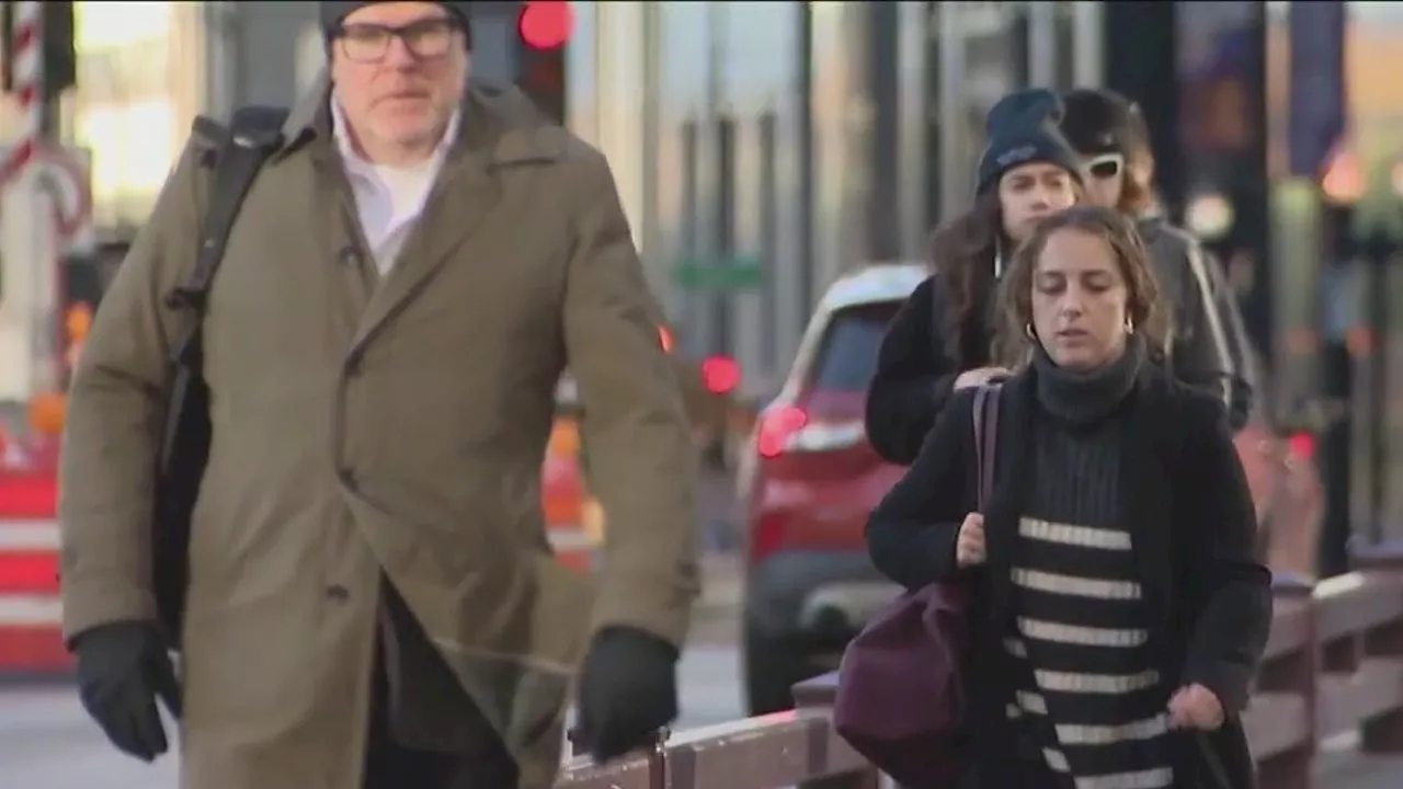 Chilly Chicago weather provides wake-up call to commuters