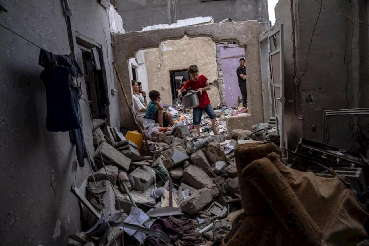 Israeli troops push deeper into Gaza as airstrikes hit closer to hospitals