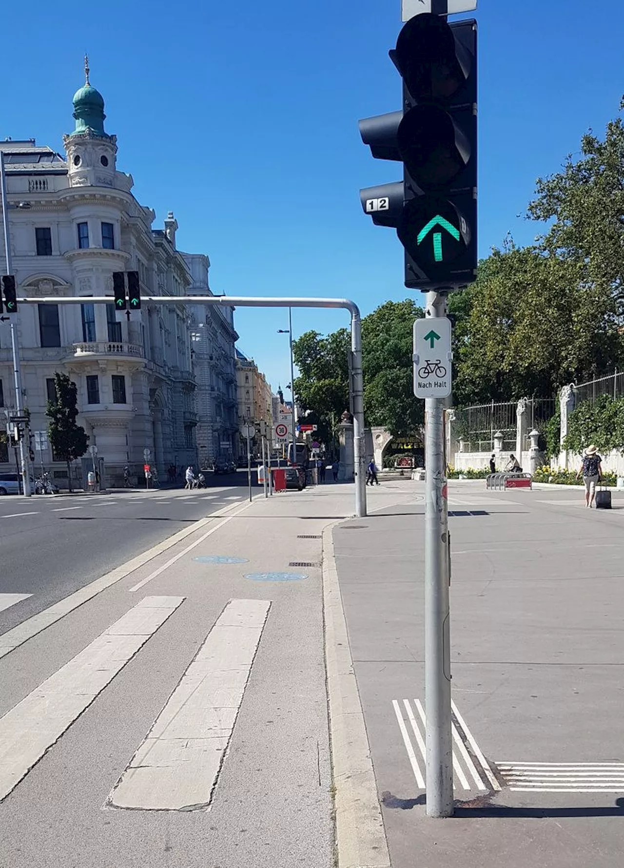 Abbiegen bei Rot: Streit um zu kleine Taferl für Radler