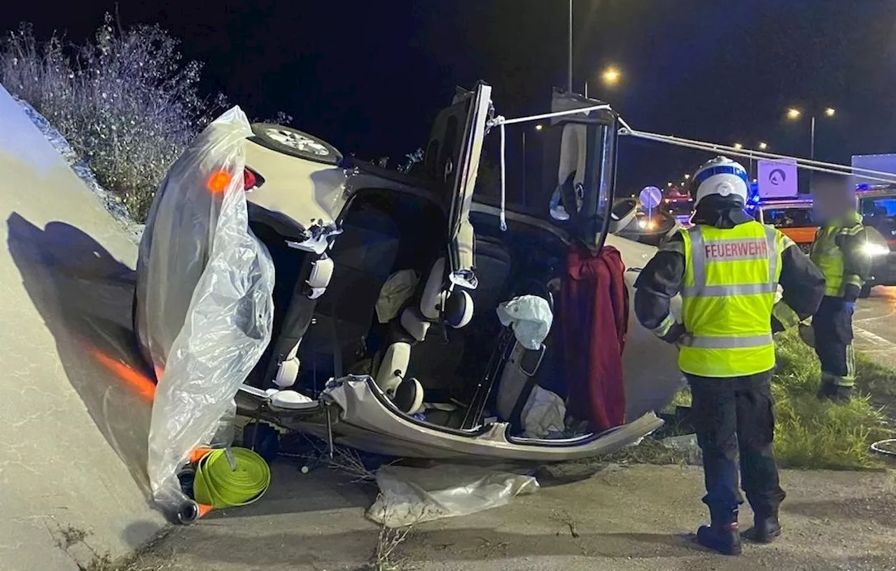 Böser Crash auf S1 – Fiat-Insassen in Wrack eingeklemmt