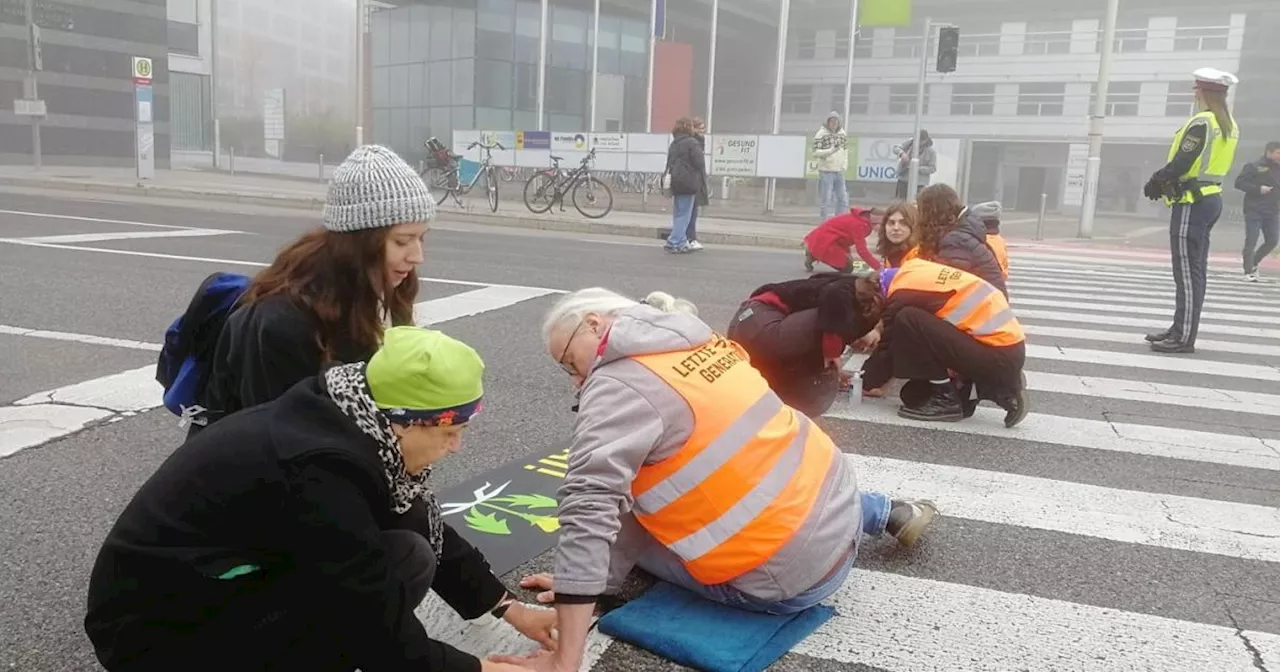 Aktivisten blockieren Verkehr in St. Pölten